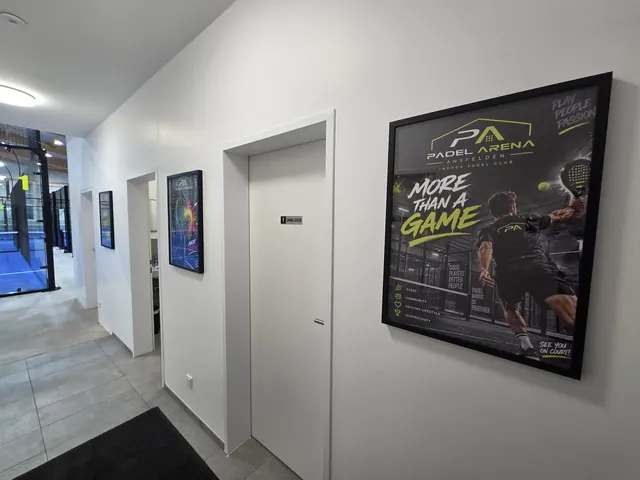 Gang zu den Garderoben mit Padel-Arena-Plakat