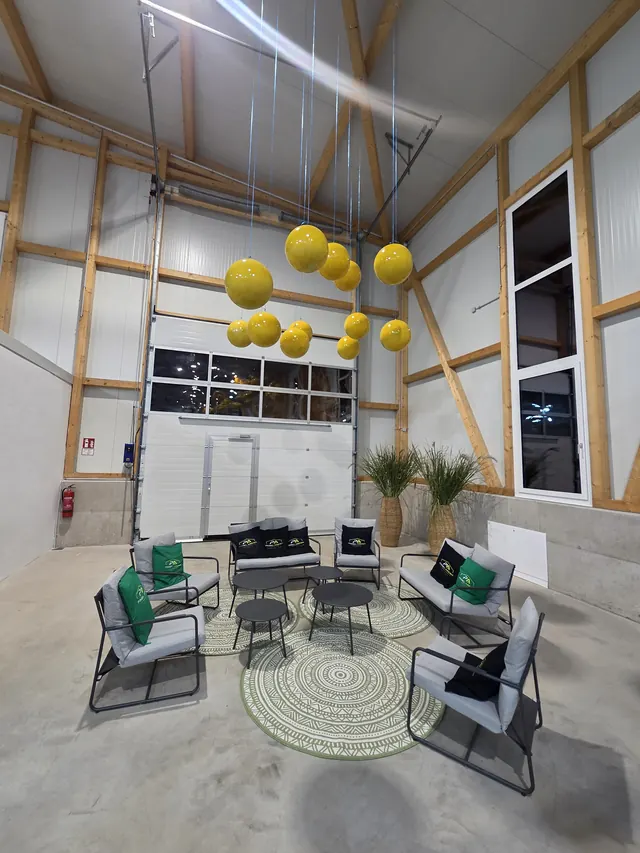Sitzecke der Lounge mit gelben Ballon-Lampen