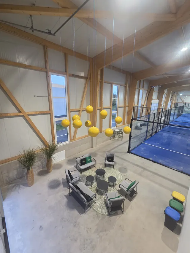 Lounge mit Blick auf die angrenzenden Plätze